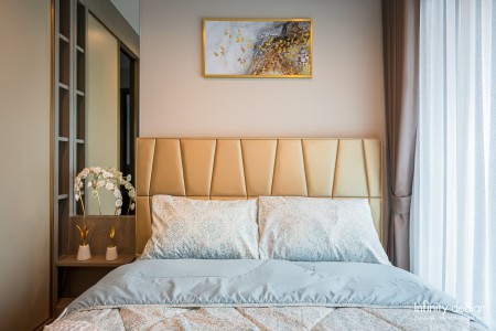 ห้องนอนตกแต่งด้วยวอลเปเปอร์ สีน้ำตาลอ่อน @ Life Ladprao Valley